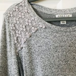 Gray top with beautiful detail en the shoulders